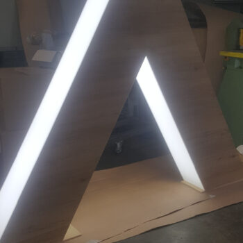 Elemento d'arredo in legno e plexiglas opalino con impianto a led - TraSparente Group